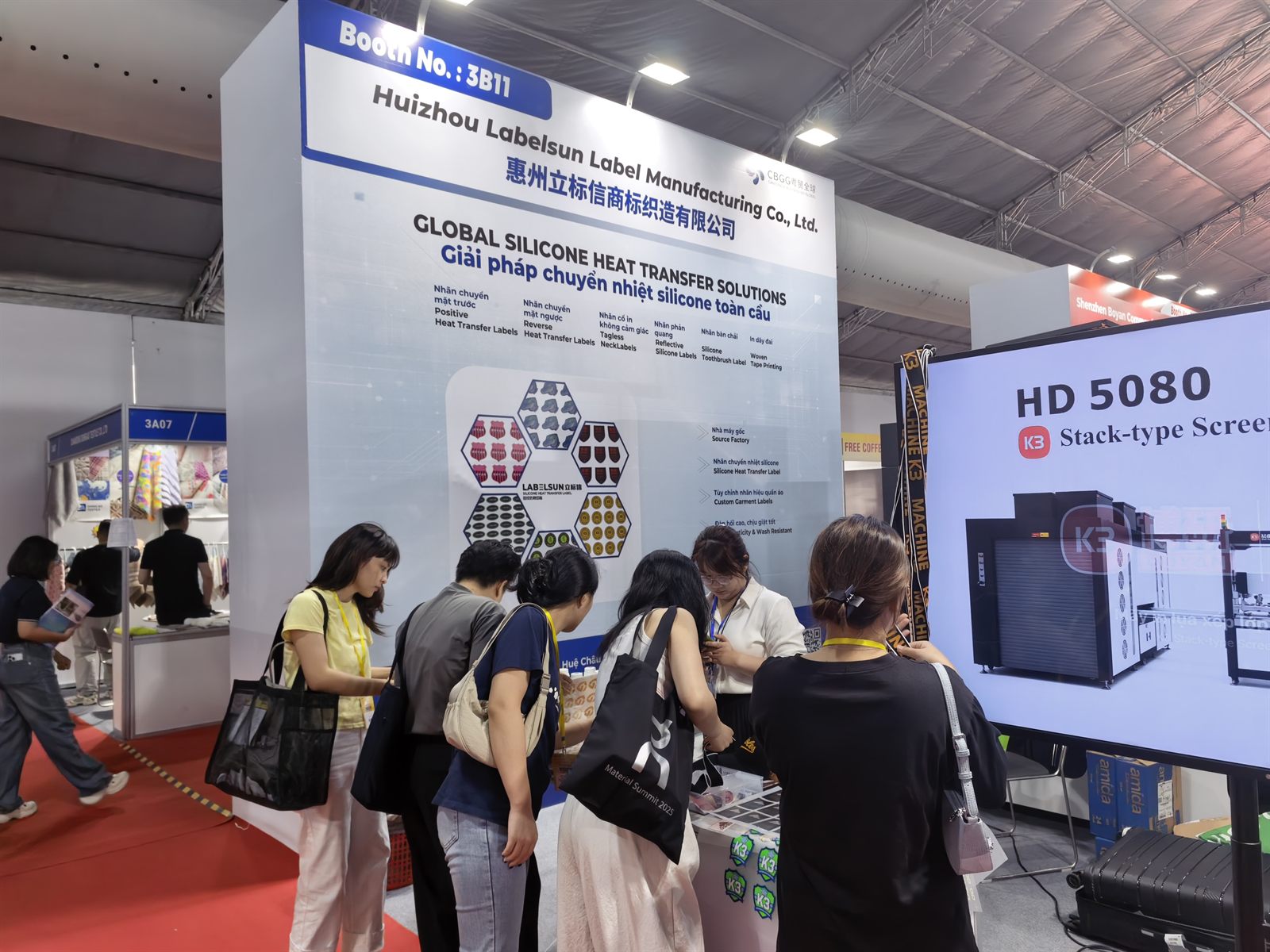 展位外侧的HD 5080机型展示屏与样板台
